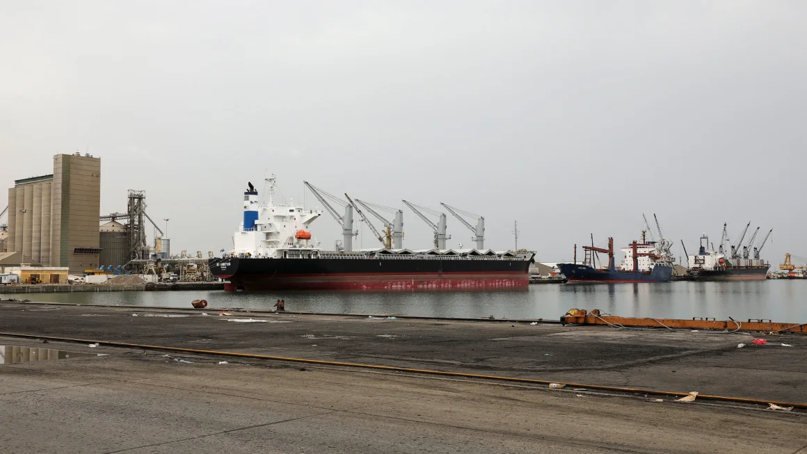 🚨 Tensions Escalate: Israel Issues Evacuation Warnings for Yemeni Ports After Ceasefire Deal Excludes It